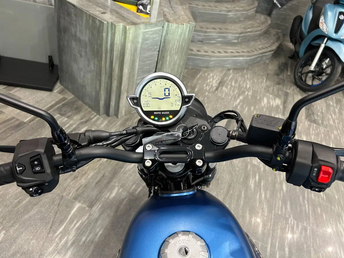 Moto Guzzi V7 Stone (2025 - 26) (7)