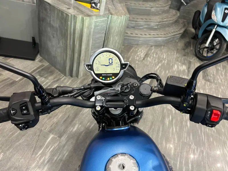 Moto Guzzi V7 Stone (2025 - 26) (7)