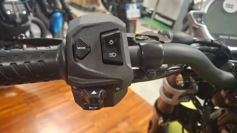 Moto Guzzi V7 Sport (2025 - 26) (5)