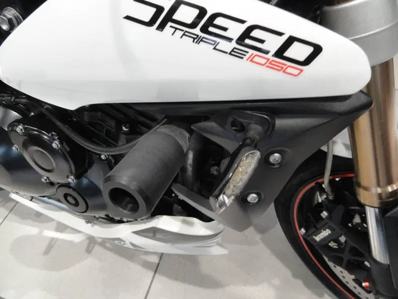 Triumph Speed Triple 1050 (2011 - 13) (4)