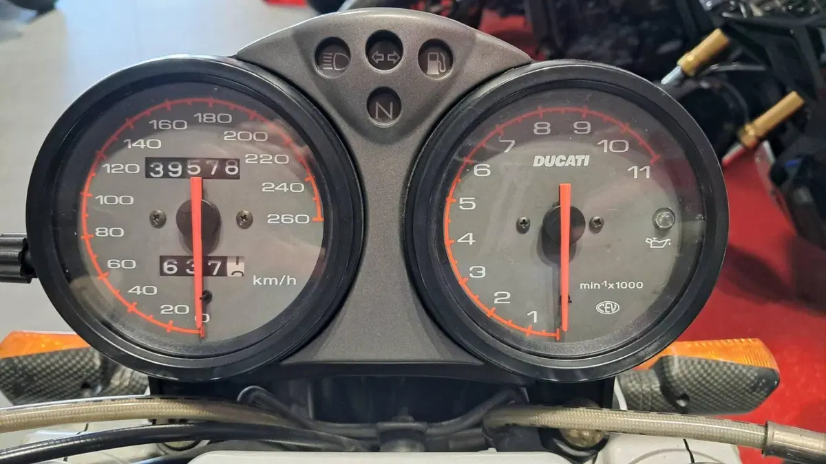 Ducati Monster 900 Dark I.E. (1999 - 02) (13)