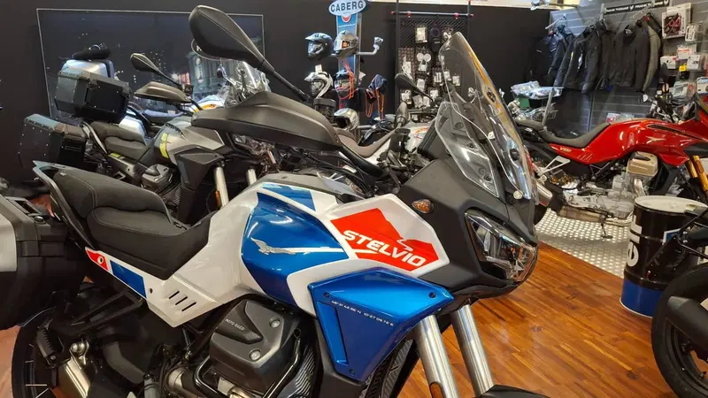 Moto Guzzi Stelvio Duecento Tributo (2025 - 26) (2)