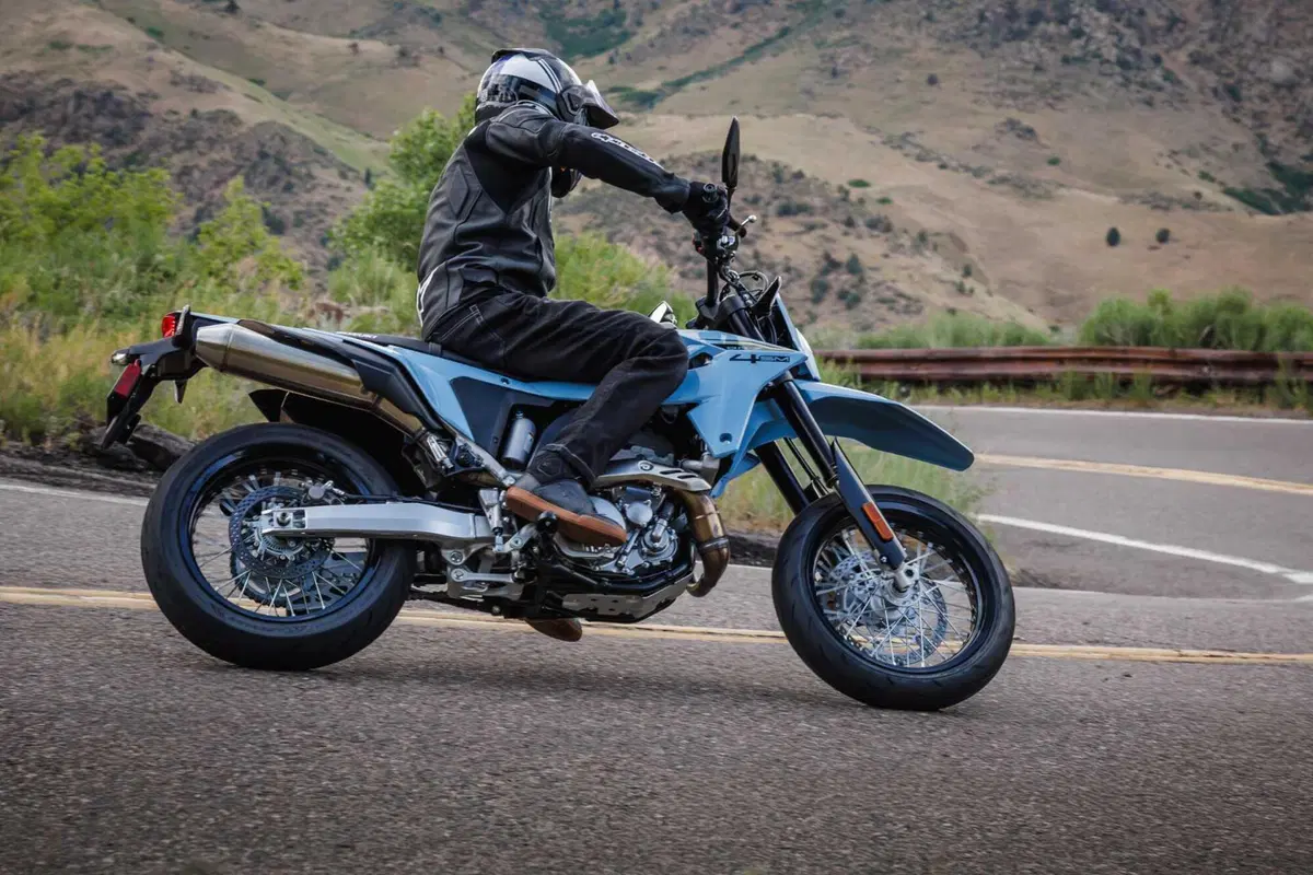 Suzuki DR-Z4: a Eicma 2024 il ritorno di una leggenda in versione Dual Sport e Supermotard [VIDEO]