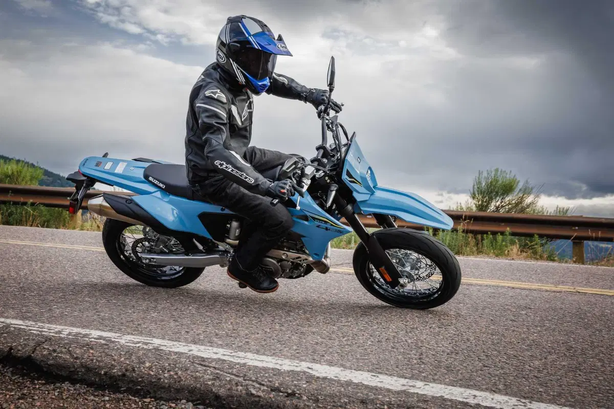 Suzuki DR-Z4: a Eicma 2024 il ritorno di una leggenda in versione Dual Sport e Supermotard [VIDEO] (3)