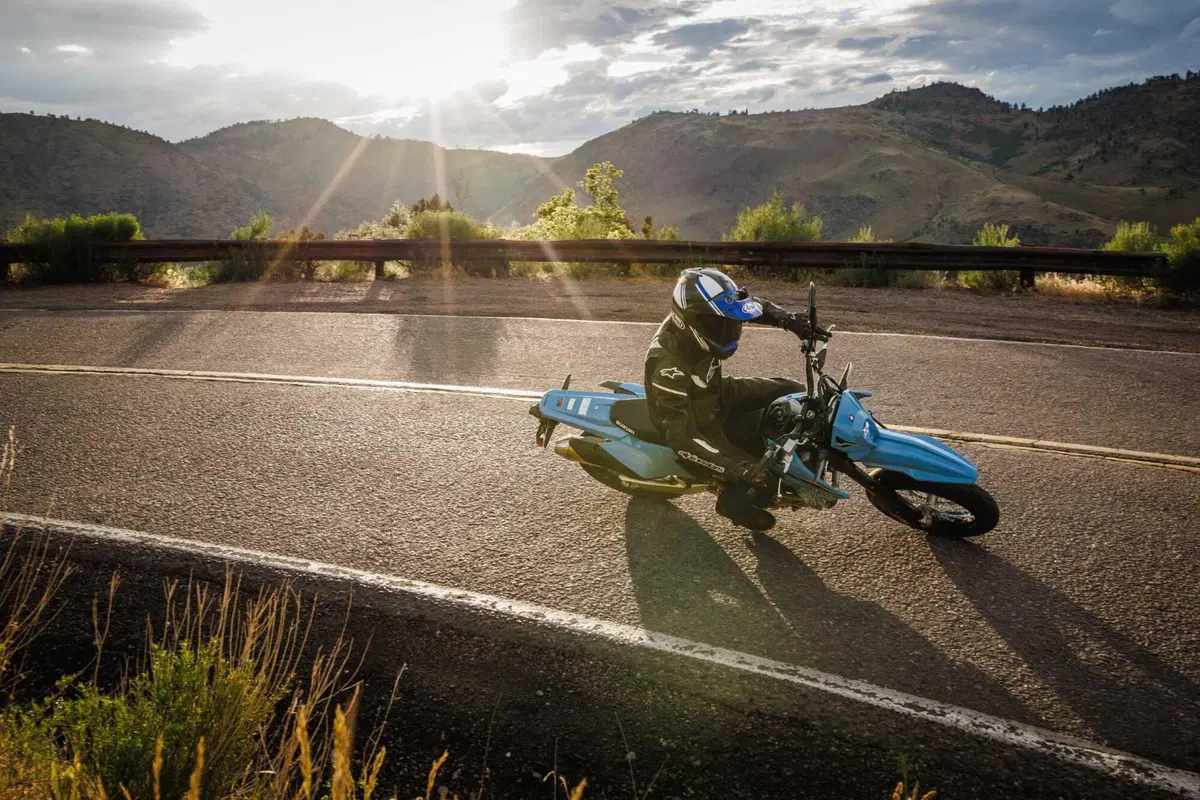 Suzuki DR-Z4: a Eicma 2024 il ritorno di una leggenda in versione Dual Sport e Supermotard [VIDEO] (5)