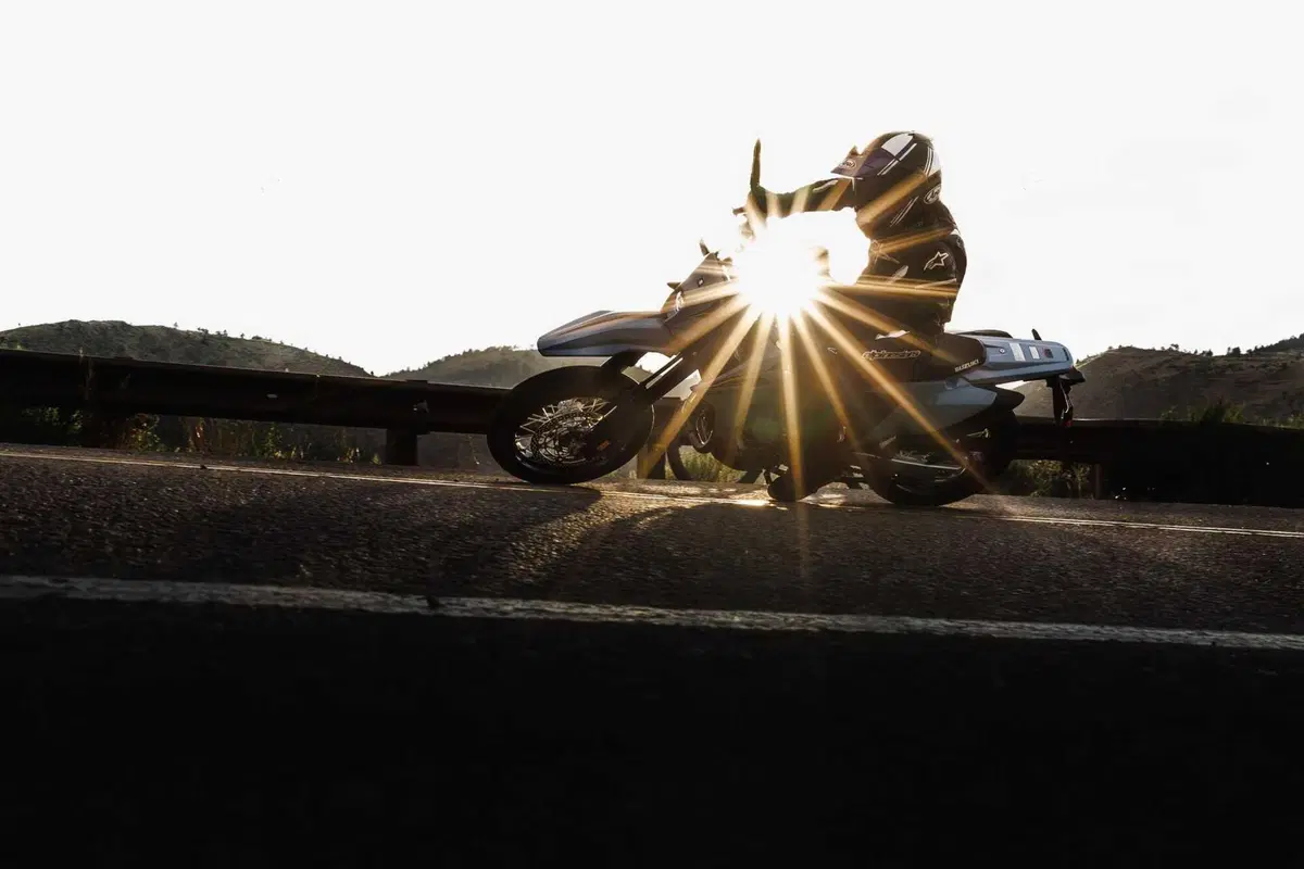 Suzuki DR-Z4: a Eicma 2024 il ritorno di una leggenda in versione Dual Sport e Supermotard [VIDEO] (6)