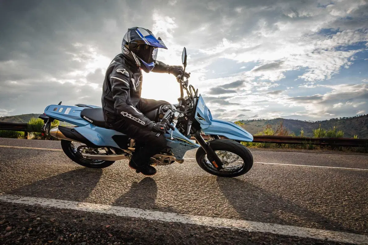 Suzuki DR-Z4: a Eicma 2024 il ritorno di una leggenda in versione Dual Sport e Supermotard [VIDEO] (7)