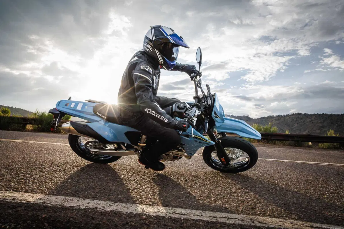 Suzuki DR-Z4: a Eicma 2024 il ritorno di una leggenda in versione Dual Sport e Supermotard [VIDEO] (8)