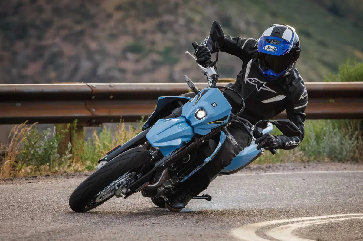 Suzuki DR-Z4: a Eicma 2024 il ritorno di una leggenda in versione Dual Sport e Supermotard [VIDEO] (9)