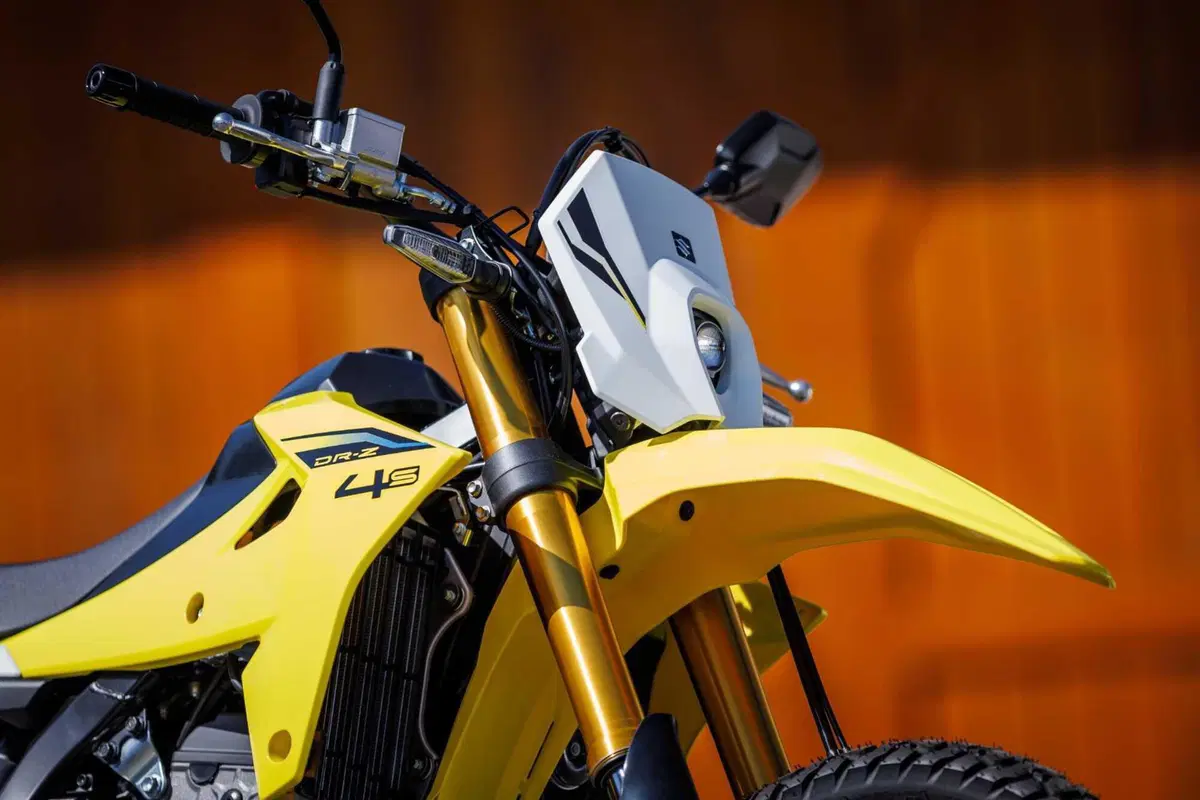 Suzuki DR-Z4: a Eicma 2024 il ritorno di una leggenda in versione Dual Sport e Supermotard [VIDEO] (11)