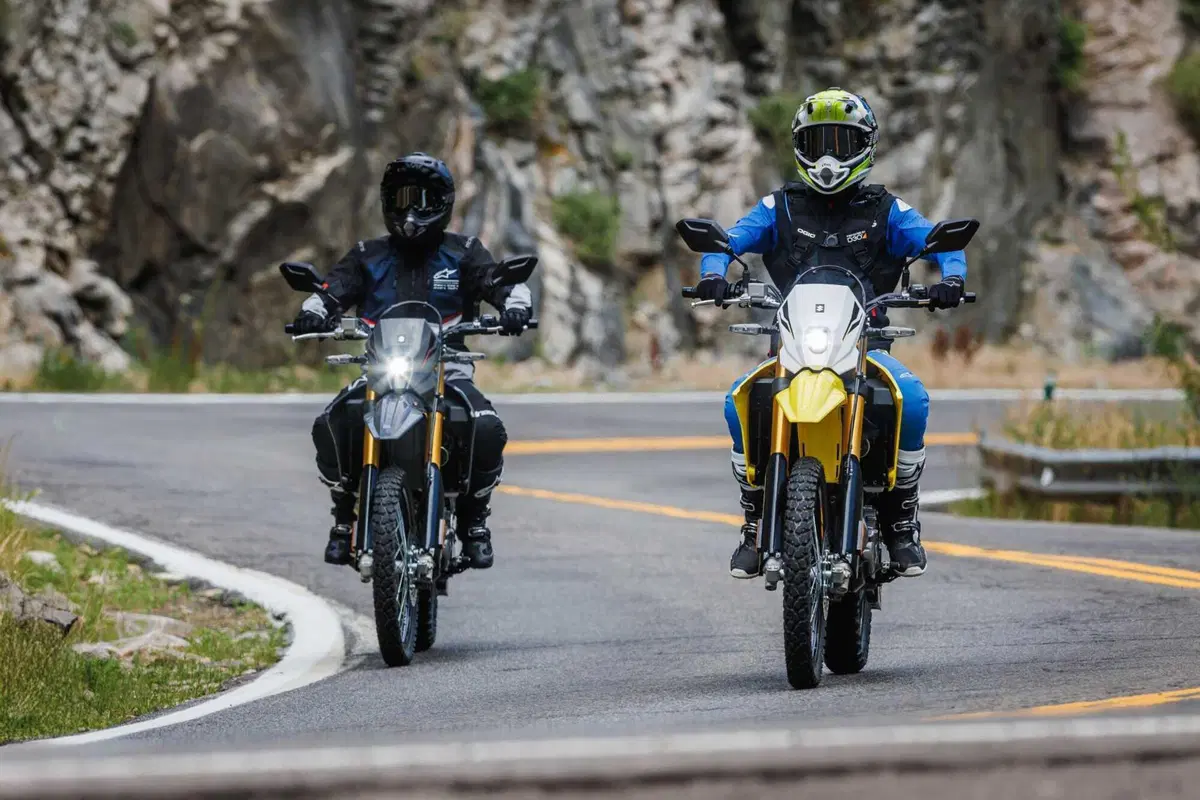 Suzuki DR-Z4: a Eicma 2024 il ritorno di una leggenda in versione Dual Sport e Supermotard [VIDEO] (12)