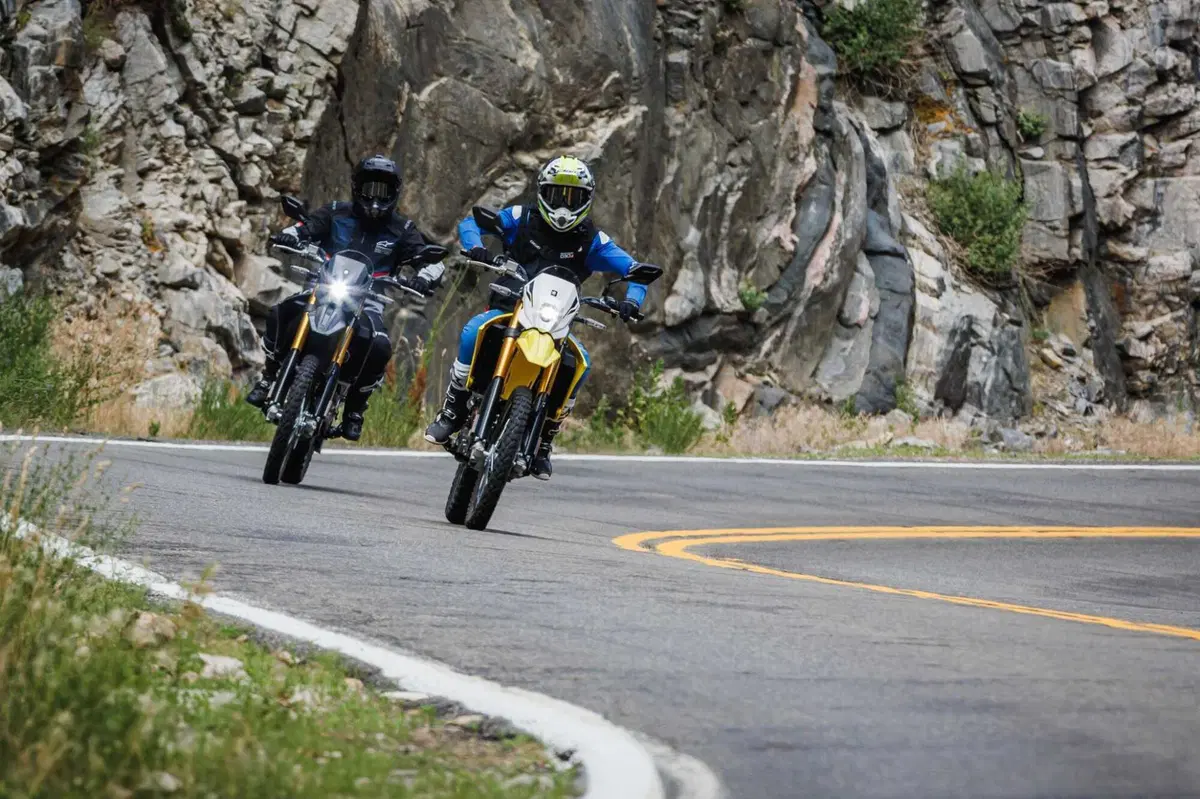 Suzuki DR-Z4: a Eicma 2024 il ritorno di una leggenda in versione Dual Sport e Supermotard [VIDEO] (13)