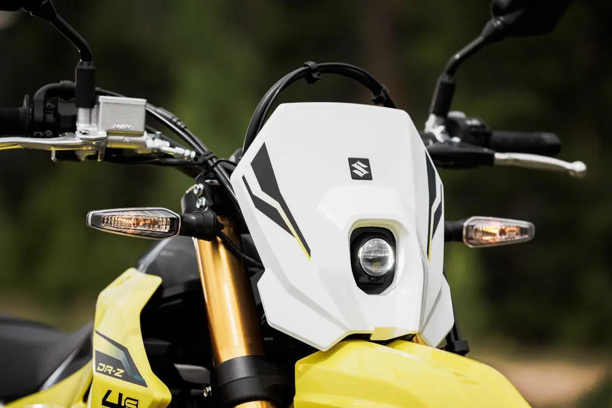 Suzuki DR-Z4: a Eicma 2024 il ritorno di una leggenda in versione Dual Sport e Supermotard [VIDEO] (15)