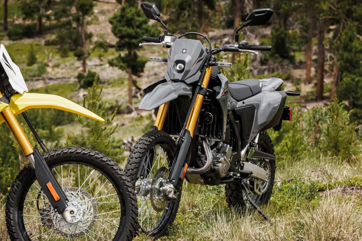 Suzuki DR-Z4: a Eicma 2024 il ritorno di una leggenda in versione Dual Sport e Supermotard [VIDEO] (16)