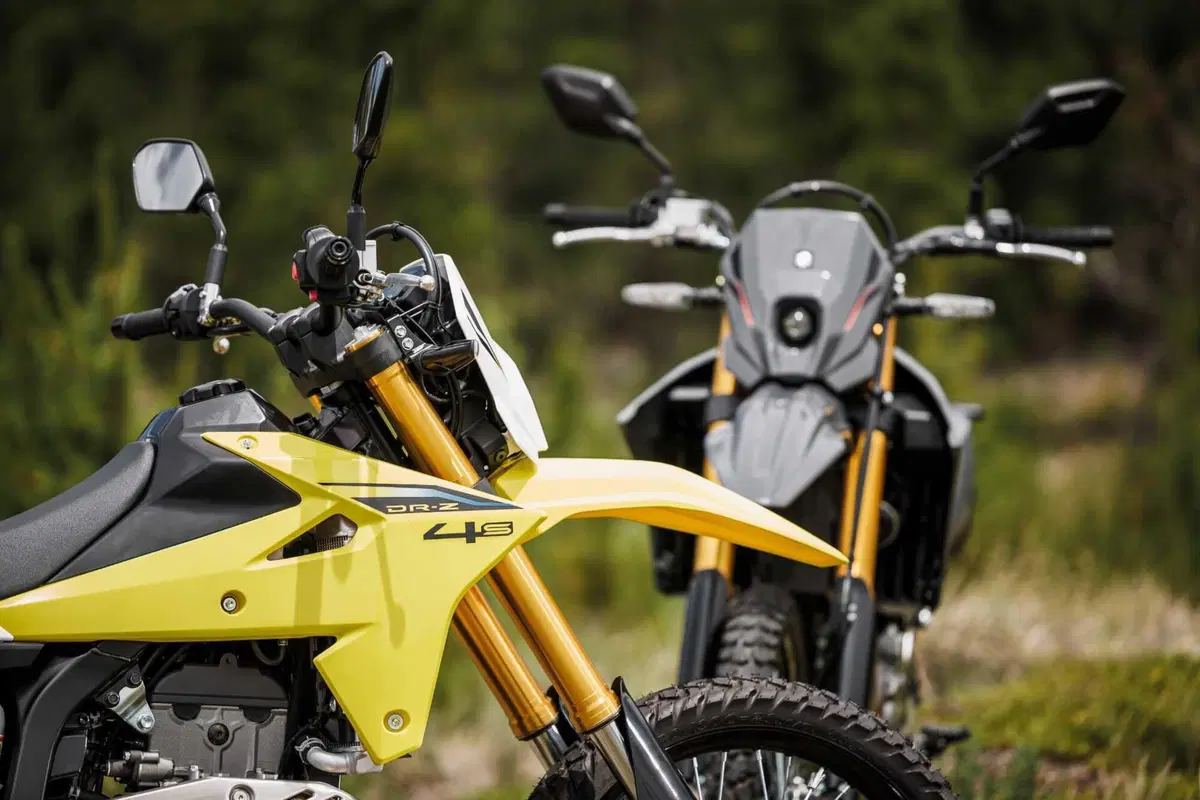 Suzuki DR-Z4: a Eicma 2024 il ritorno di una leggenda in versione Dual Sport e Supermotard [VIDEO] (17)