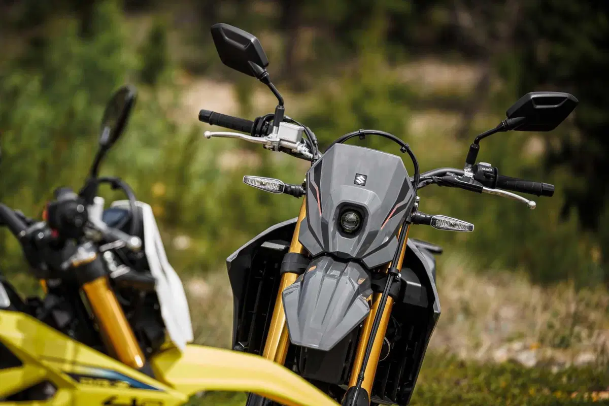 Suzuki DR-Z4: a Eicma 2024 il ritorno di una leggenda in versione Dual Sport e Supermotard [VIDEO] (18)