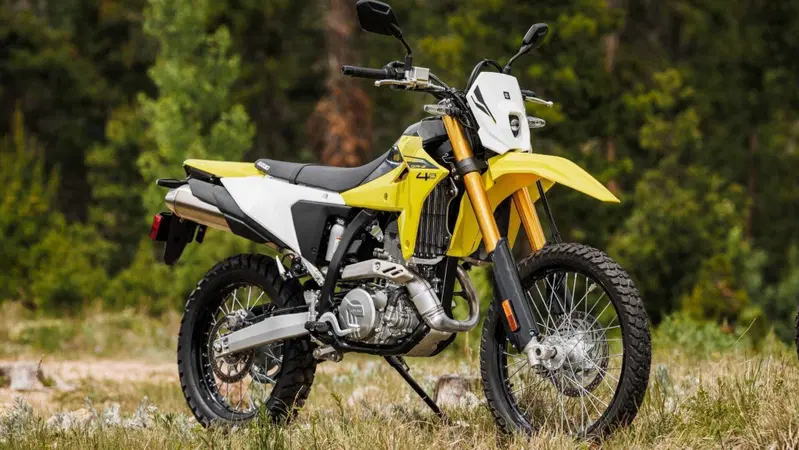 Suzuki svela il listino delle nuove DR-Z4S e DR-Z4SM: prezzo adeguato? 