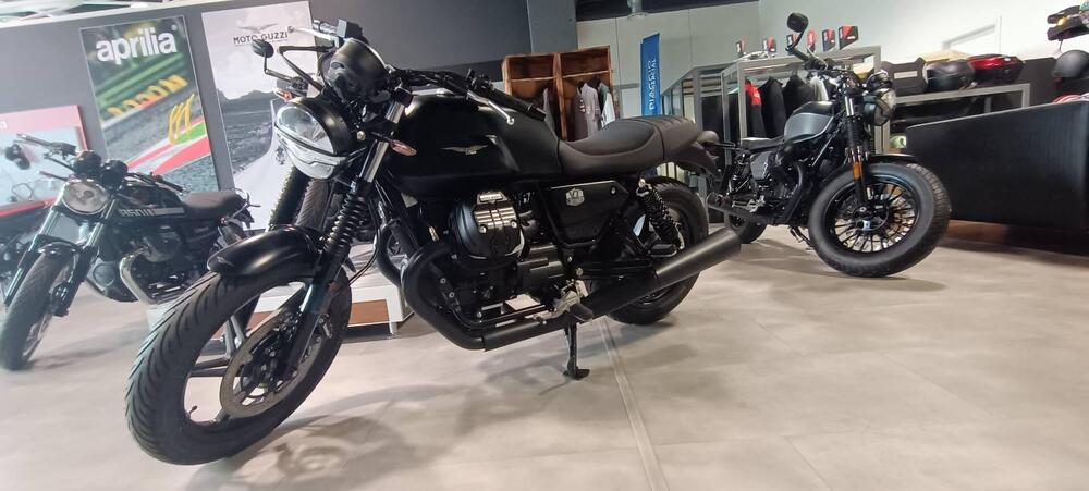 Moto Guzzi V7 Stone (2021 - 24) (2)