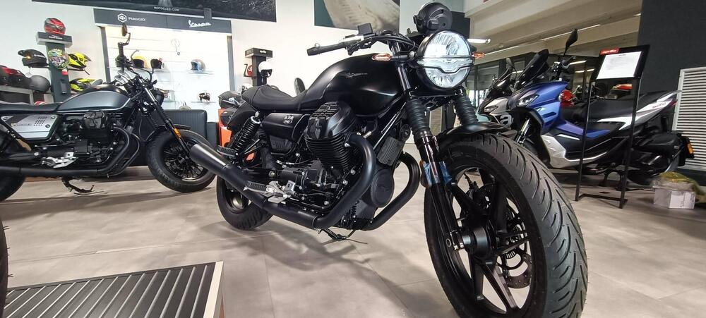 Moto Guzzi V7 Stone (2021 - 24) (3)