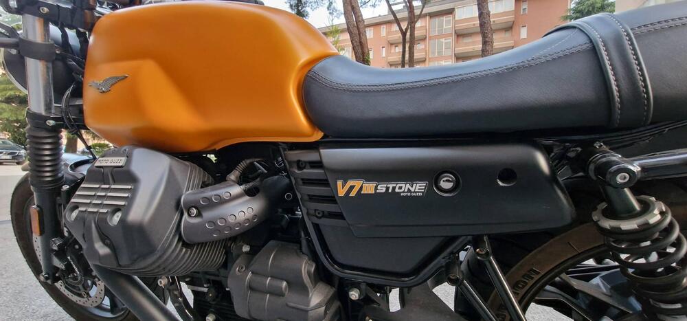 Moto Guzzi V7 III Stone (2017 - 20) (5)