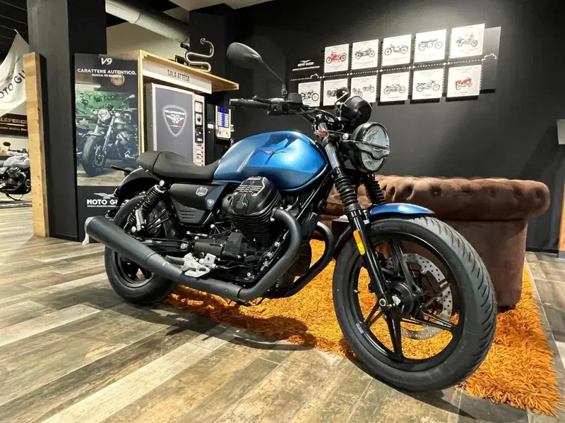 Moto Guzzi V7 Stone (2025 - 26)
