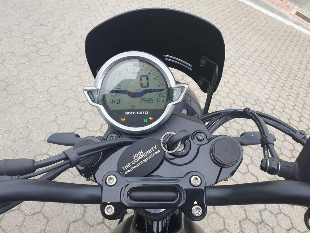 Moto Guzzi V7 Stone (2021 - 24) (4)