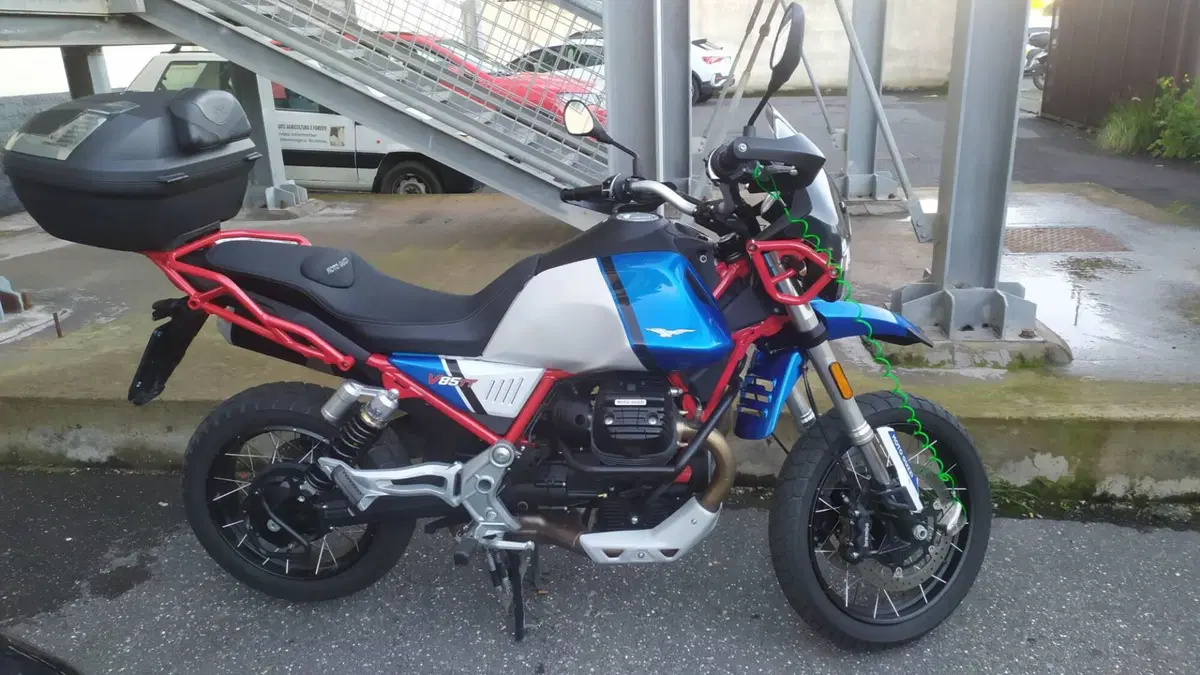 Moto Guzzi V85 TT (2021 - 23) (3)