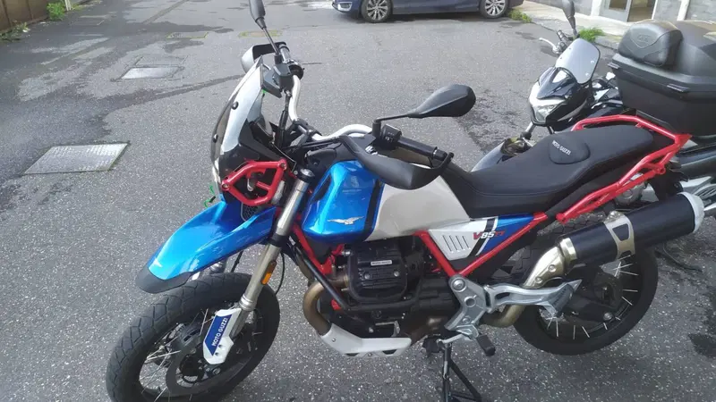 Moto Guzzi V85 TT (2021 - 23) (4)