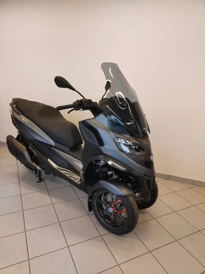 Piaggio MP3 530 Hpe Exclusive (2025 - 26) (2)