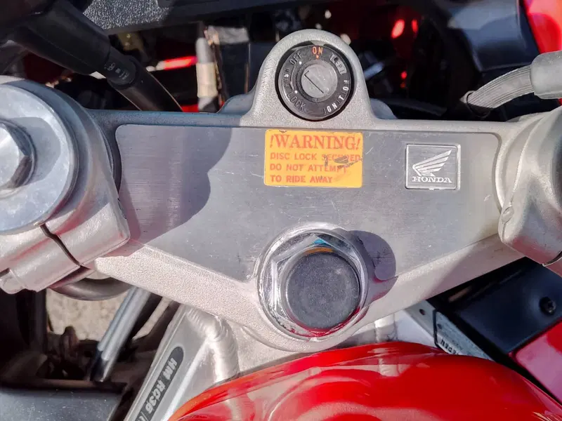 Honda vFR 750 F (4)