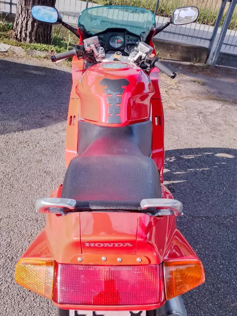 Honda vFR 750 F (5)