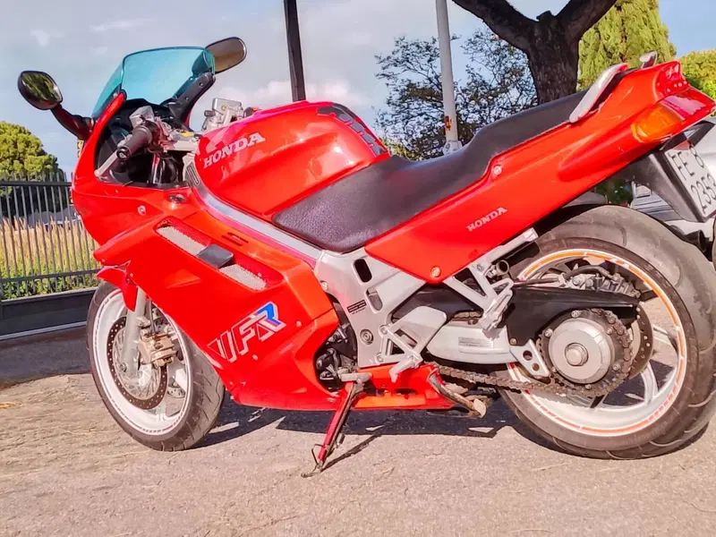 Honda vFR 750 F (8)