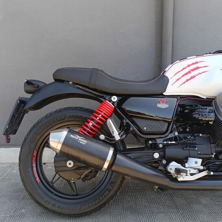 Moto Guzzi V7 Stone Ten (2024 - 25) (2)