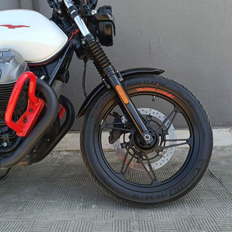 Moto Guzzi V7 Stone Ten (2024 - 25) (4)