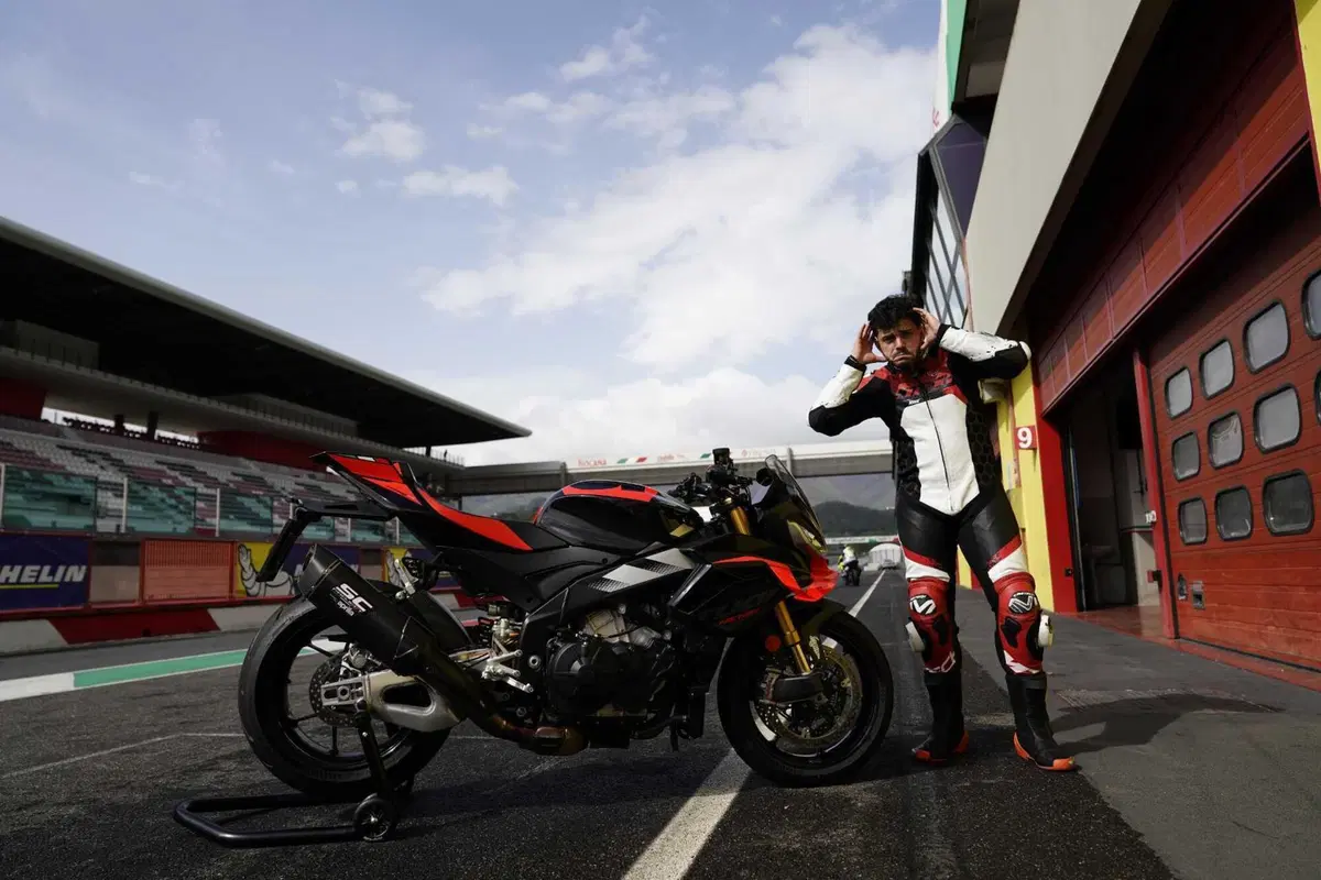 Aprilia Tuono V4 Factory 2025: il test al Mugello, pregi e difetti [VIDEO E GALLERY] (6)