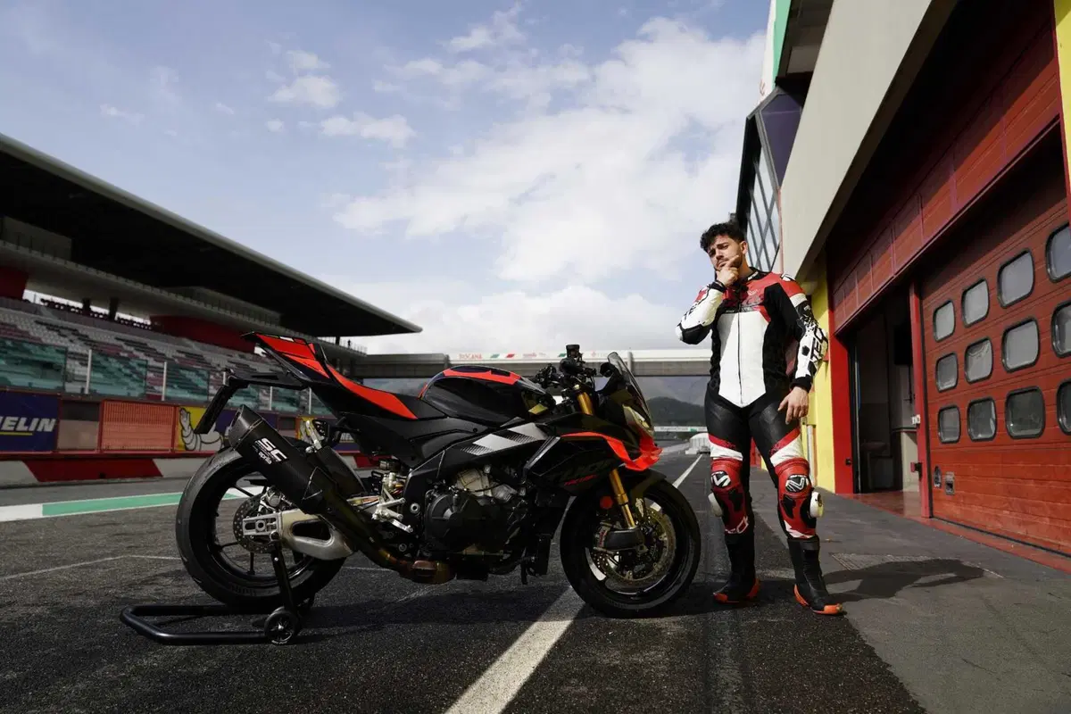 Aprilia Tuono V4 Factory 2025: il test al Mugello, pregi e difetti [VIDEO E GALLERY] (5)
