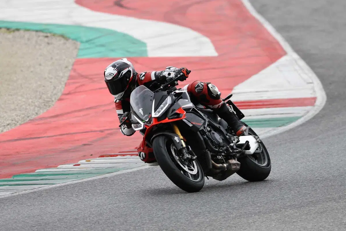 Aprilia Tuono V4 Factory 2025: il test al Mugello, pregi e difetti [VIDEO E GALLERY]