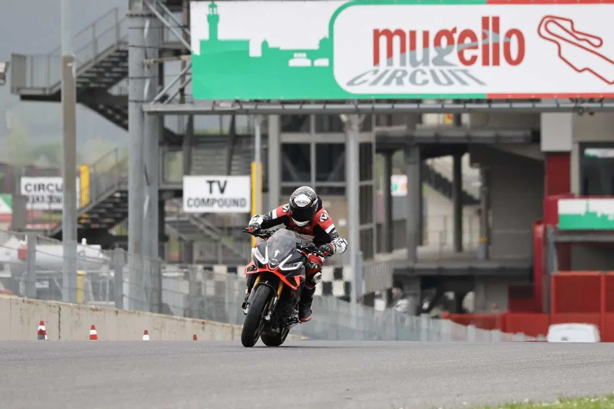 Aprilia Tuono V4 Factory 2025: il test al Mugello, pregi e difetti [VIDEO E GALLERY] (2)