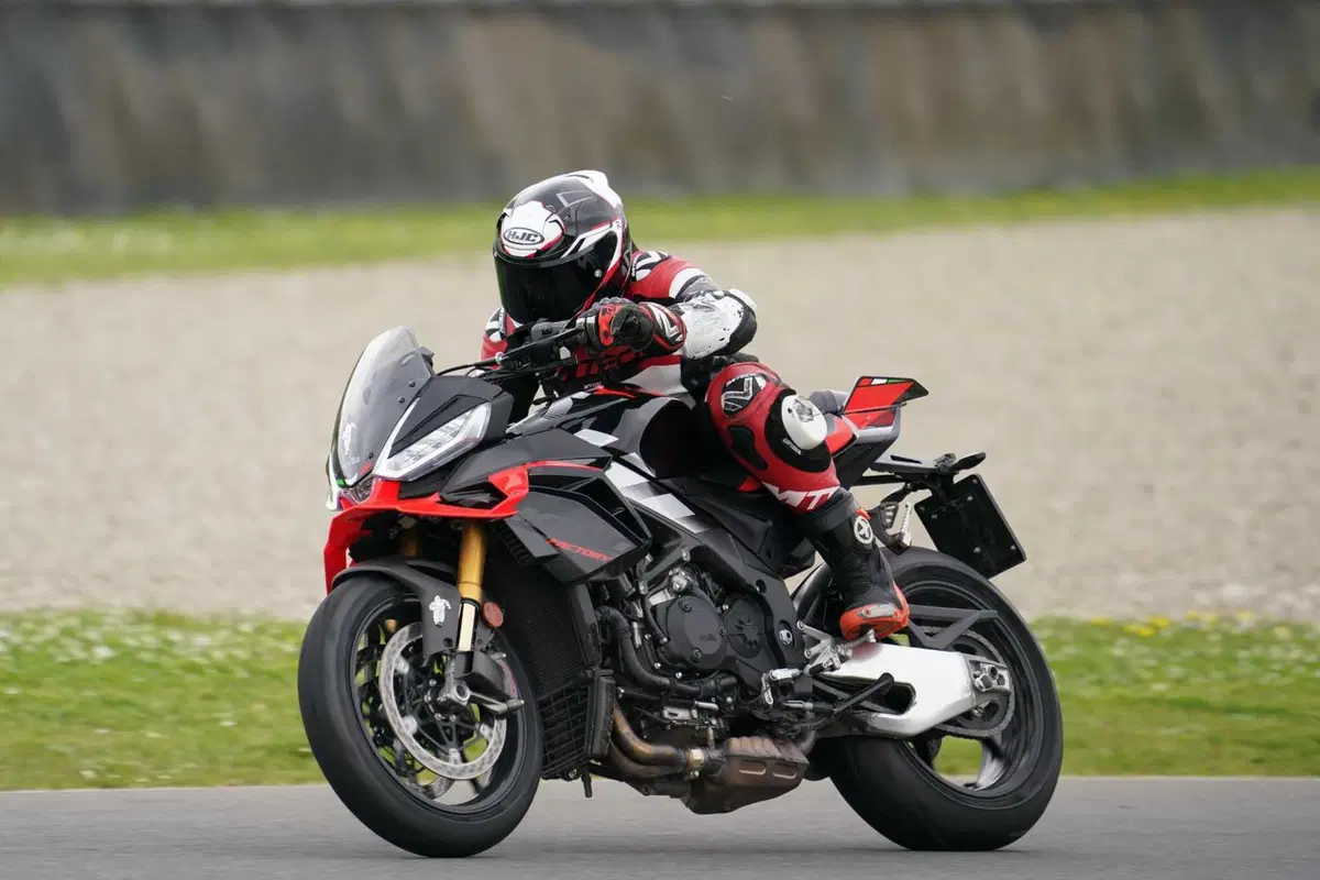 Aprilia Tuono V4 Factory 2025: il test al Mugello, pregi e difetti [VIDEO E GALLERY] (4)