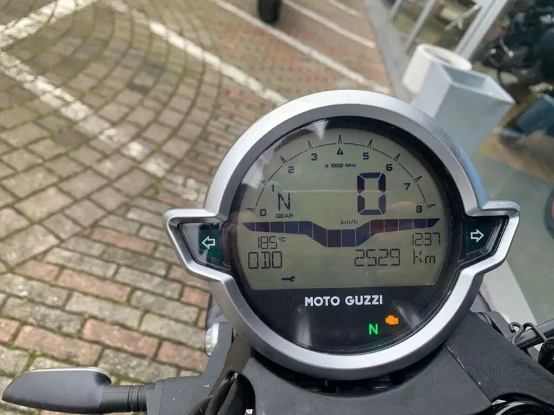 Moto Guzzi V9 Bobber (2021 - 25) (10)