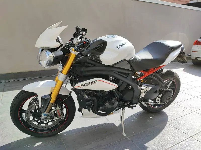 Triumph Speed Triple 1050 R ABS (2011 - 15) (2)