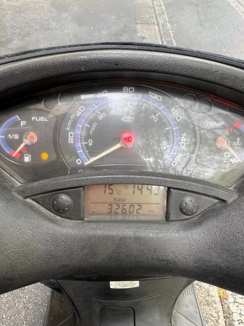 Yamaha X-Max 250 (2005 - 07) (5)