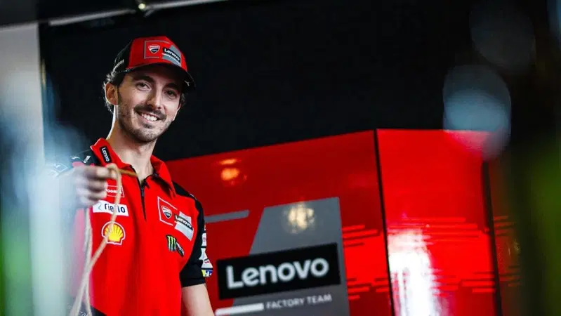 MotoGP 2025. Pecco Bagnaia: "L'anno scorso ho perso il titolo regalando punti. Marc Marquez? &Egrave; bello vedere quanto pu&ograve; essere buono il nostro rapporto" 
