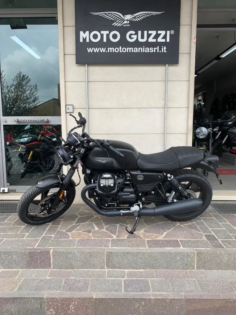 Moto Guzzi V7 Stone (2025 - 26)