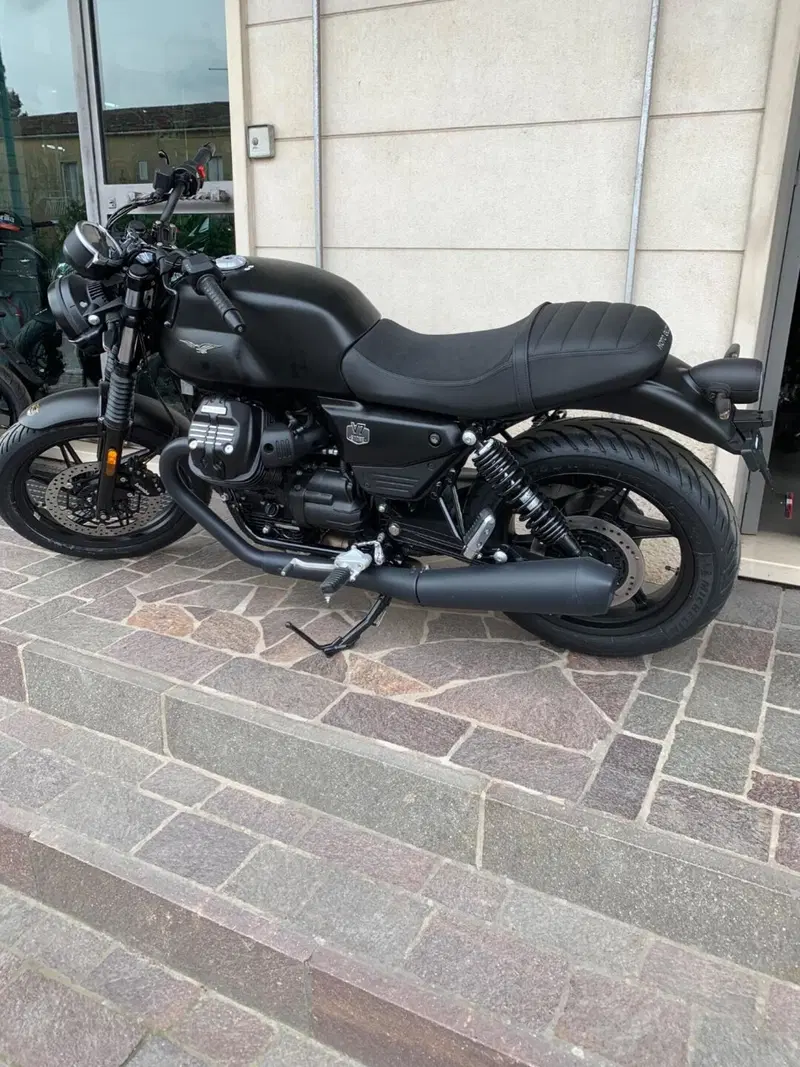 Moto Guzzi V7 Stone (2025 - 26) (3)