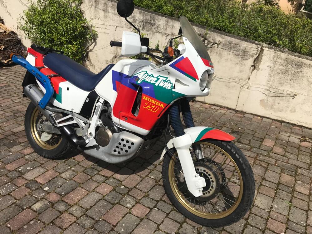 Honda Africa Twin 750 RD04  (2)