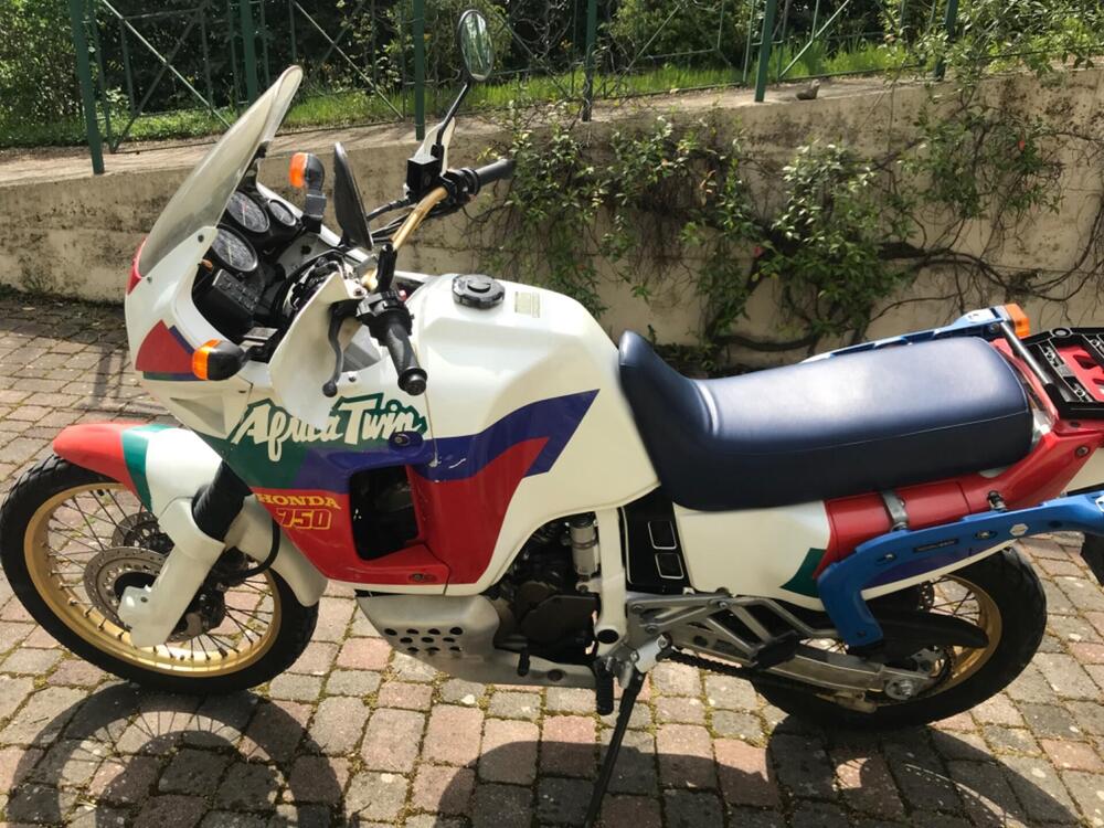 Honda Africa Twin 750 RD04  (4)