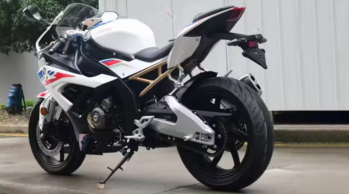 BMW S 1000 RR, sei tu? Ecco il clone cinese, si chiama Sukuli S 1000 RR [VIDEO & GALLERY] (2)