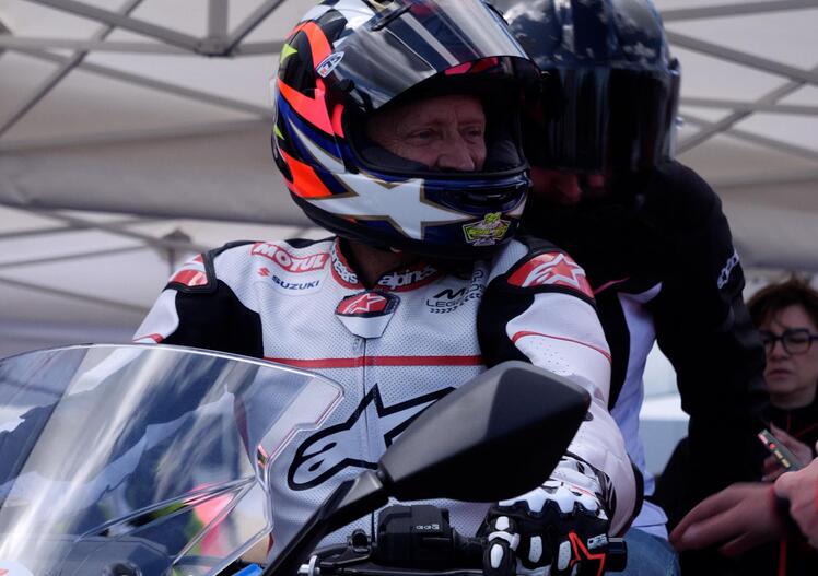 EICMA Riding Fest 2025, il Demo Ride con Kevin Schwantz! [VIDEO]