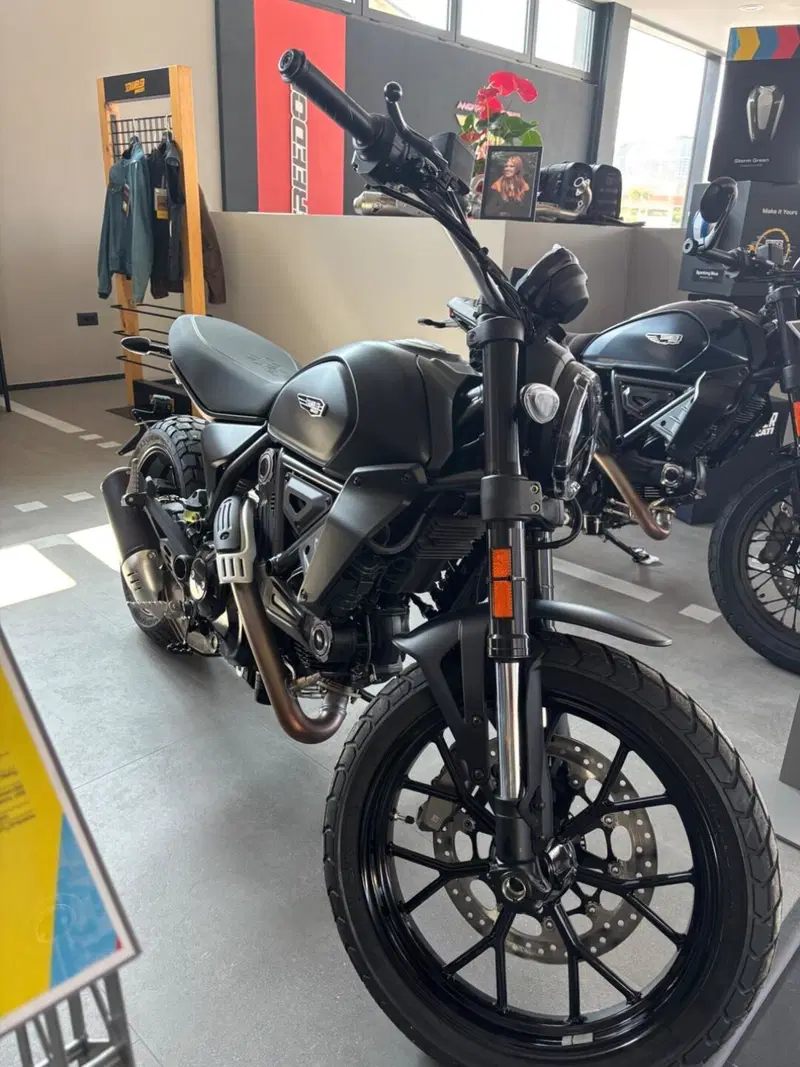 Ducati Scrambler 800 Icon Dark (2025 - 26) (2)
